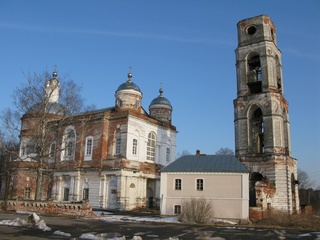 Храм и дом-привратная весной 2009 г.